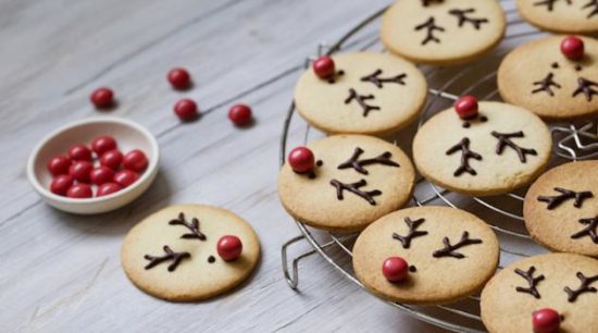 IDÉE DOMICILIS : RÉALISEZ DES BISCUITS DE NOËL AVEC LES ENFANTS !